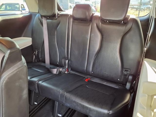 Used 2023 Kia Carnival LX image 9