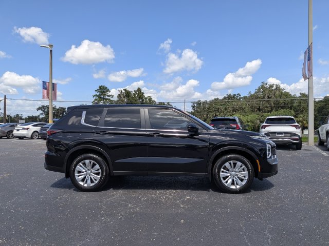Used 2025 Mitsubishi Outlander ES FWD image 2