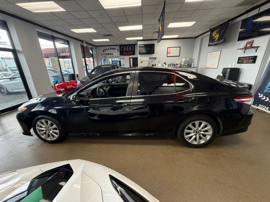 Used 2018 Toyota Camry LE FWD image 9