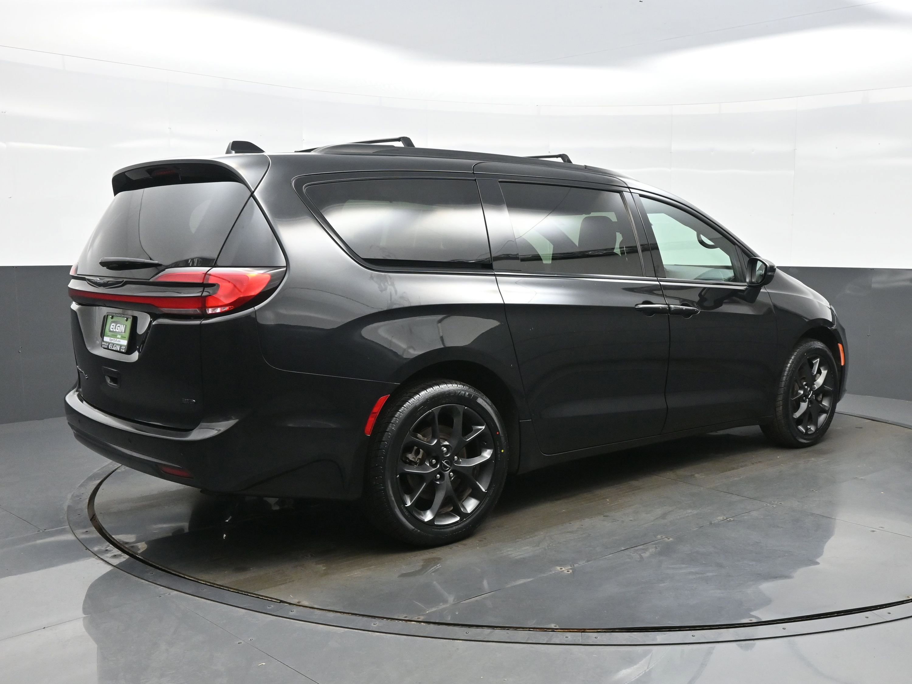 Used 2023 Chrysler Pacifica Touring-L w/ S Appearance Package image 6