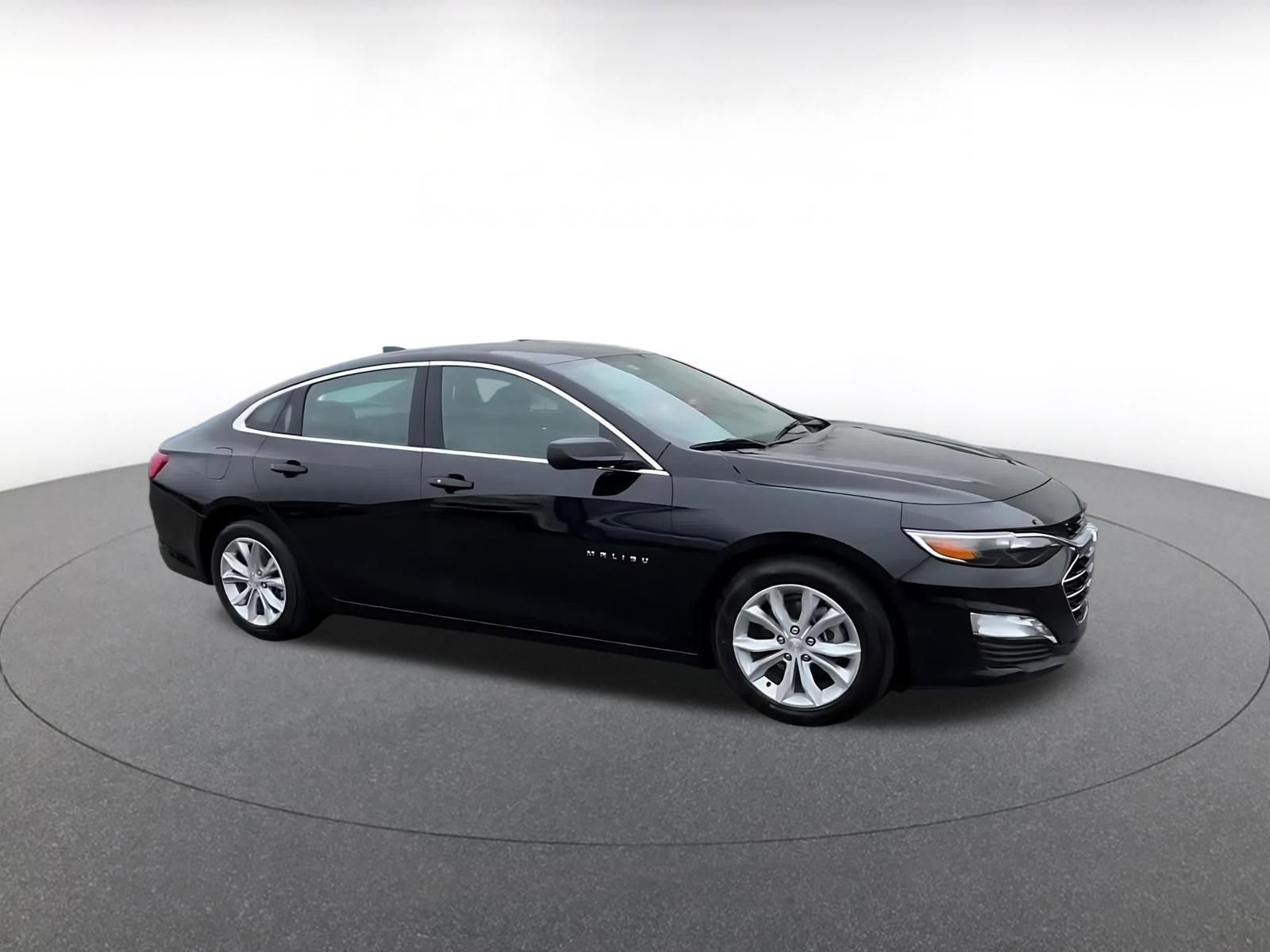 Used 2024 Chevrolet Malibu LT image 2