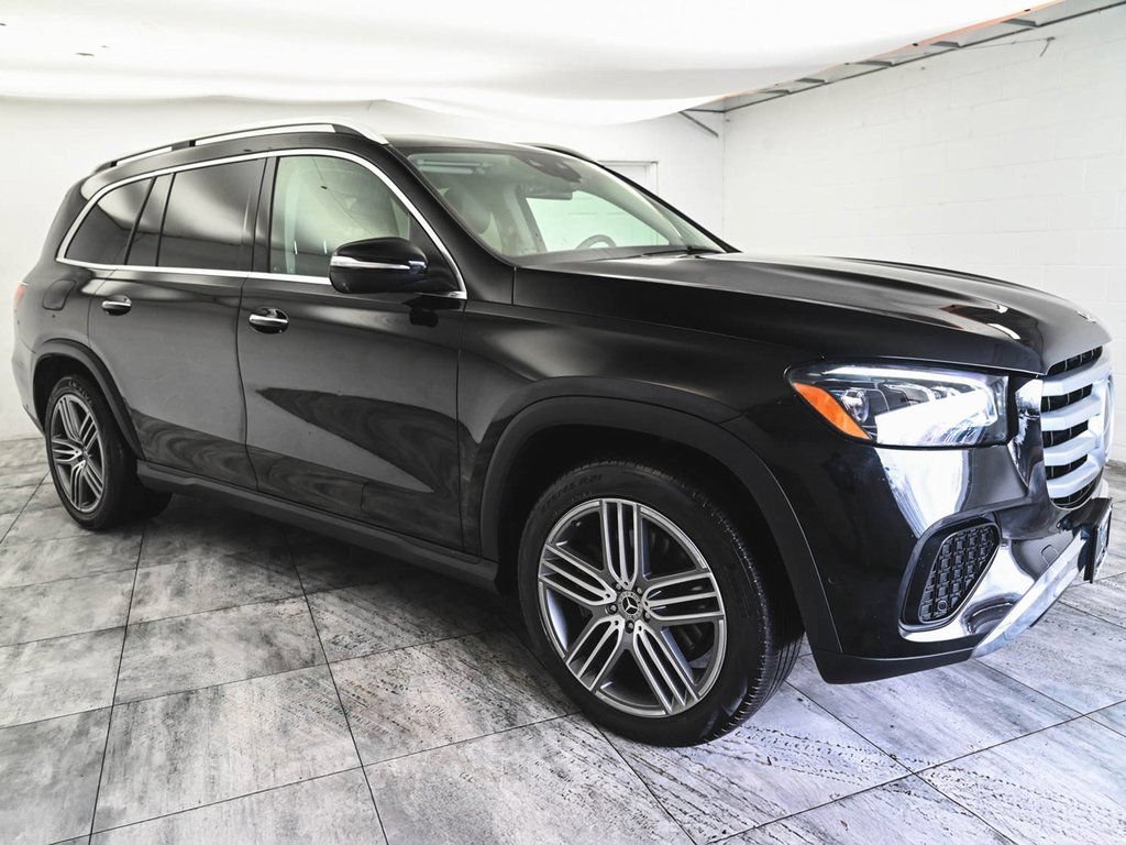 Used 2024 Mercedes-Benz GLS 450 4MATIC image 3