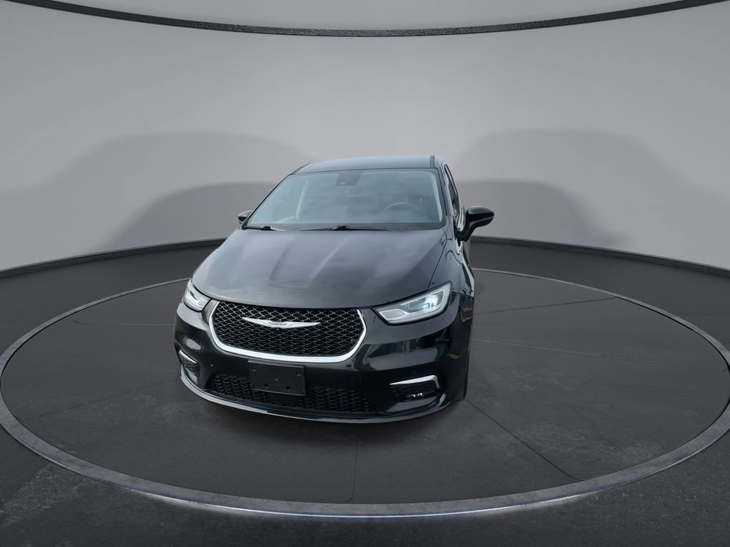 Used 2023 Chrysler Pacifica Touring-L image 3