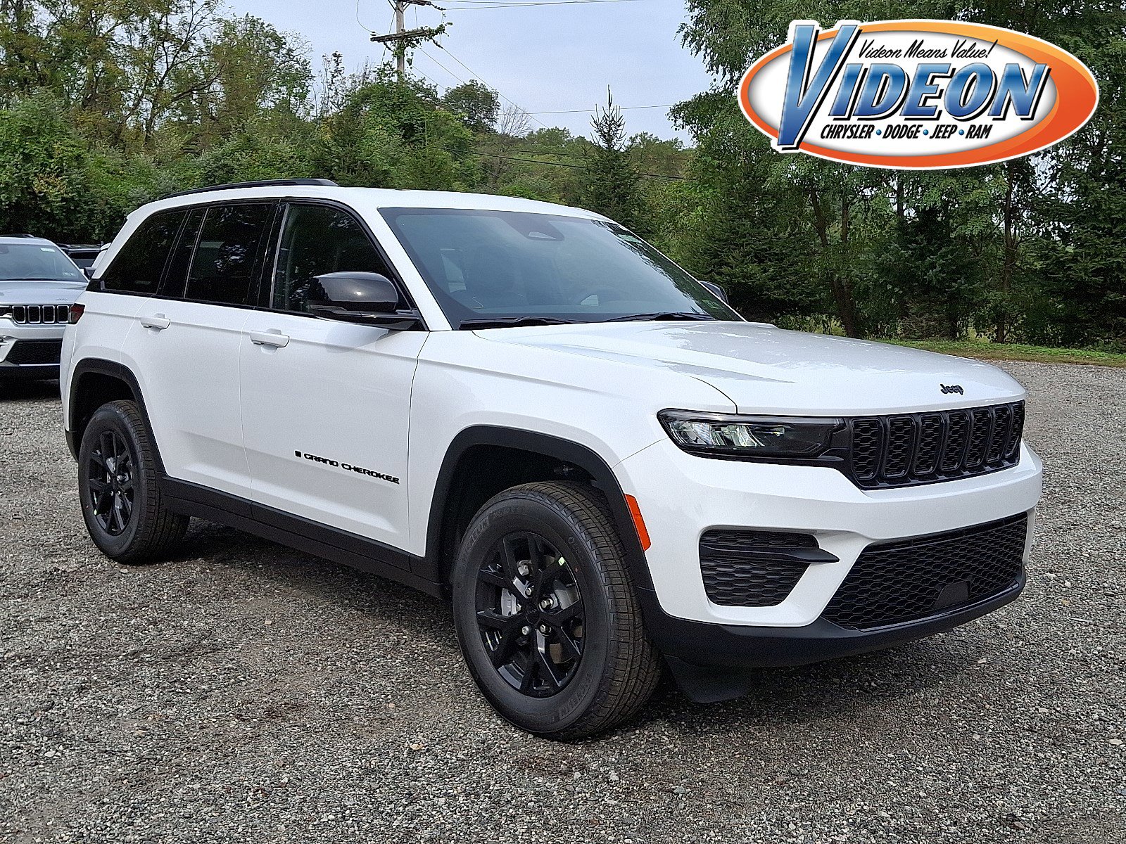 New 2025 Jeep Grand Cherokee Altitude video 1