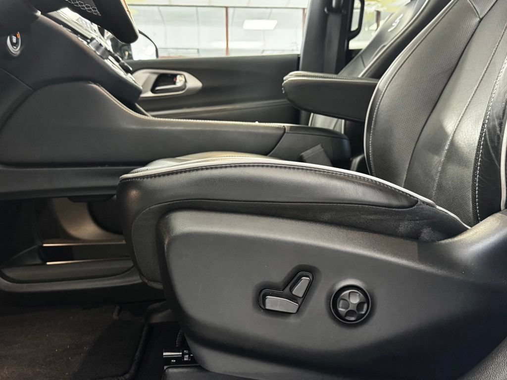 Certified 2023 Chrysler Pacifica Limited w/ Uconnect Theater Family Group FWD image 15