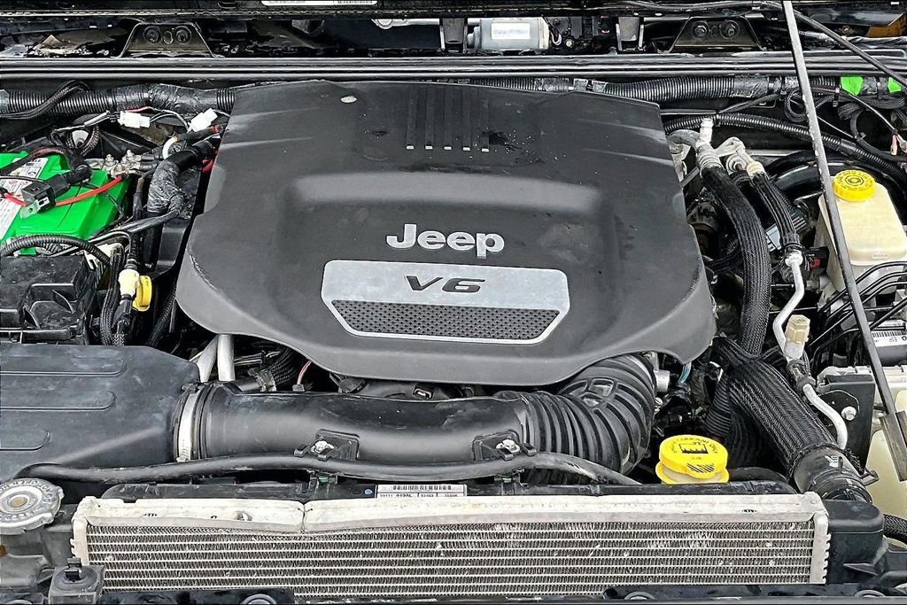 Used 2016 Jeep Wrangler Unlimited Sahara w/ Connectivity Group image 27