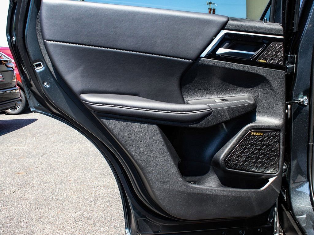 New 2025 Mitsubishi Outlander SE image 11