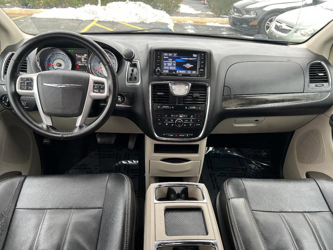Used 2015 Chrysler Town & Country Touring w/ Driver Convenience Group image 33