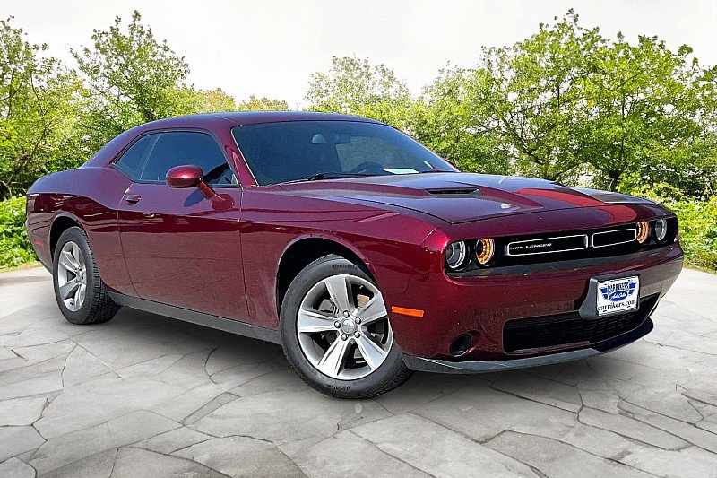 Used 2019 Dodge Challenger SXT image 3