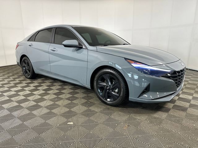 Used 2022 Hyundai Elantra SEL w/ Preferred Accessory Package FWD image 2