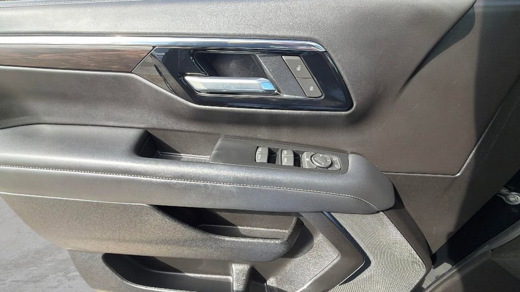Used 2025 Chevrolet Suburban LS RWD image 26