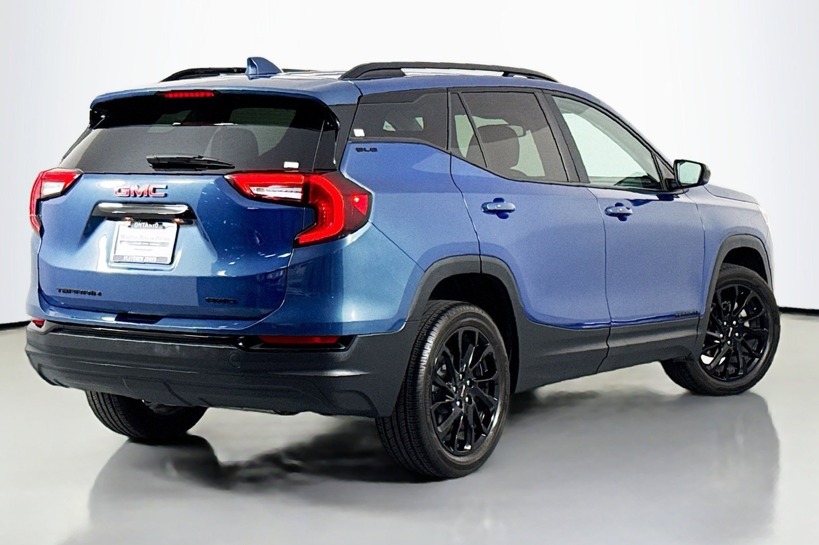 Used 2024 GMC Terrain SLE w/ Driver Convenience Package image 11