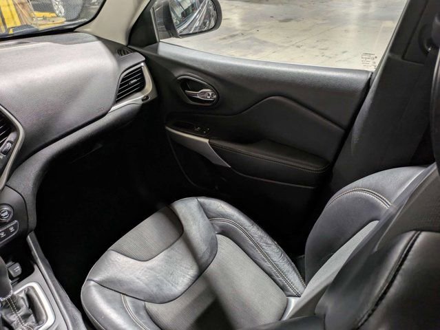 Used 2018 Jeep Cherokee Latitude Plus w/ Comfort/Convenience Group FWD image 18