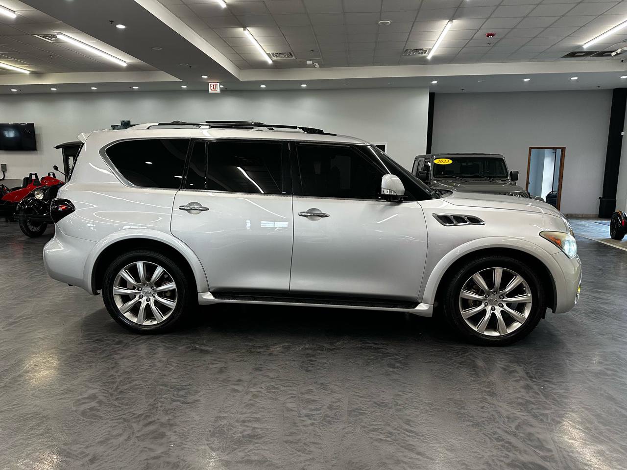 Used 2011 INFINITI QX56 4WD w/ Deluxe Touring Pkg image 4