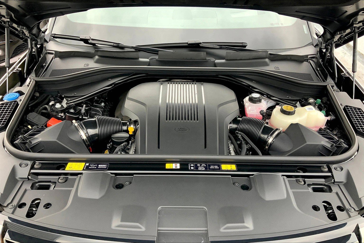 New 2025 Land Rover Range Rover Long Wheelbase SE image 9