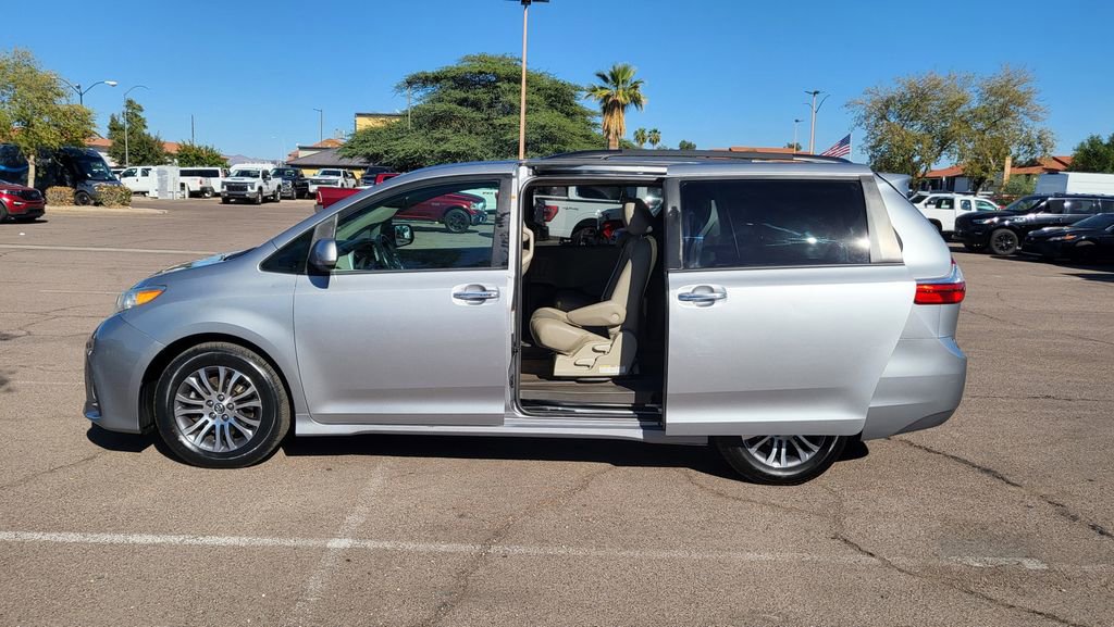 Used 2018 Toyota Sienna XLE w/ XLE Navigation Package image 22