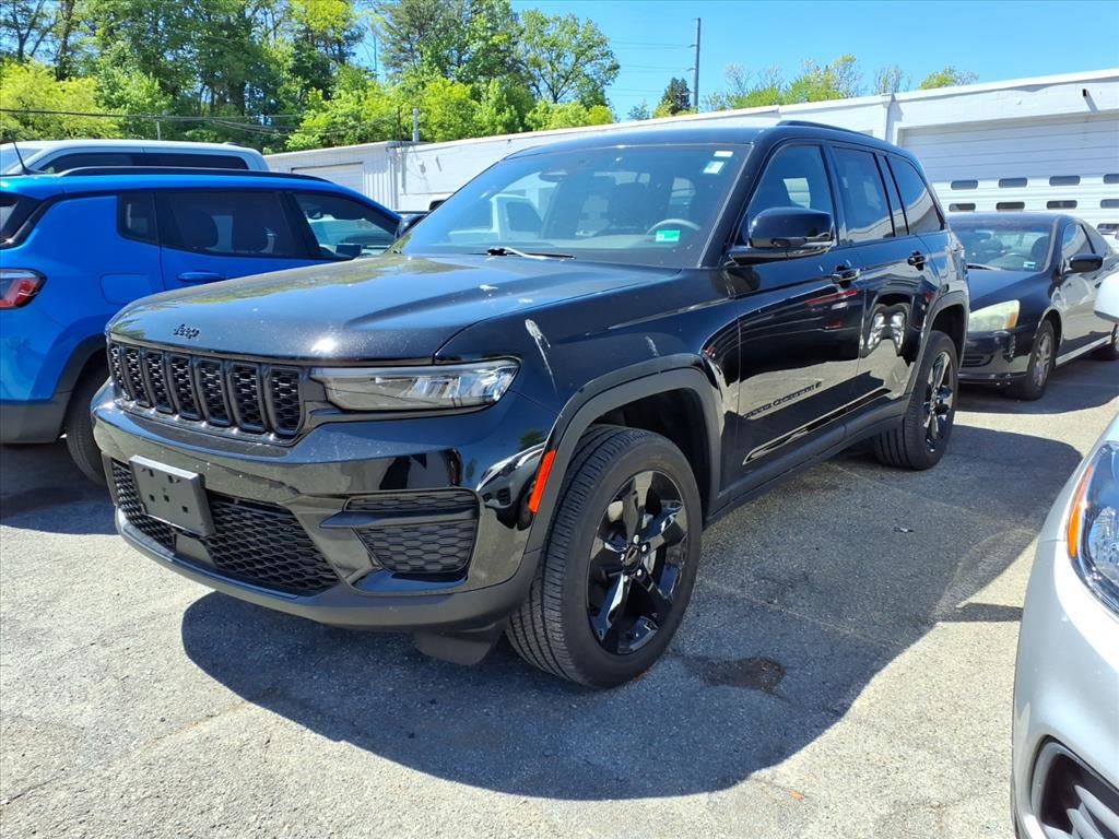 Used 2024 Jeep Grand Cherokee Altitude image 4