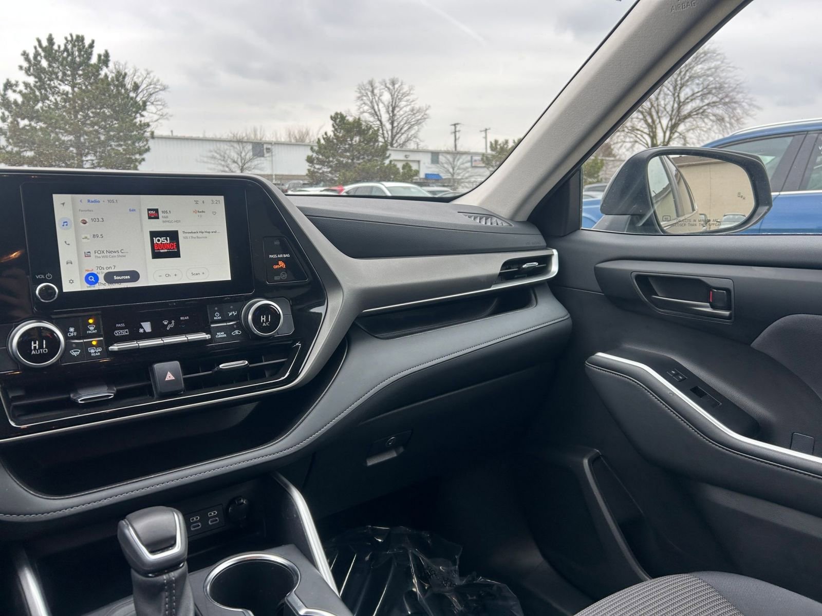 Used 2025 Toyota Highlander LE image 38