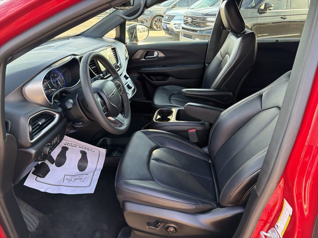 Used 2025 Chrysler Pacifica Select image 10