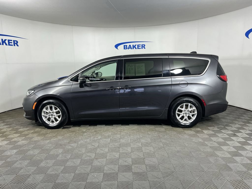 Used 2023 Chrysler Pacifica Touring-L image 6