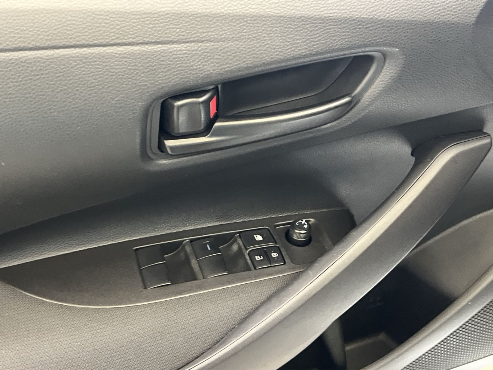 Used 2025 Toyota Corolla LE FWD image 11