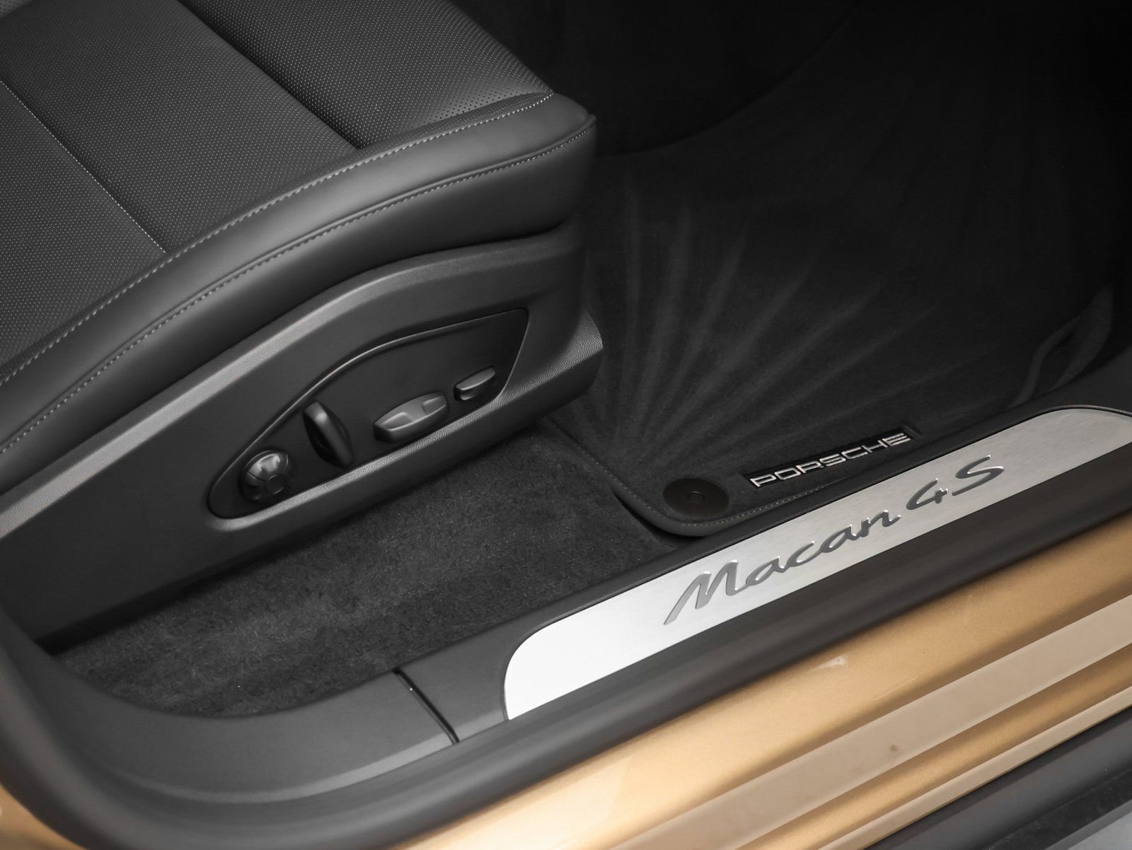 New 2025 Porsche Macan 4S Electric image 21