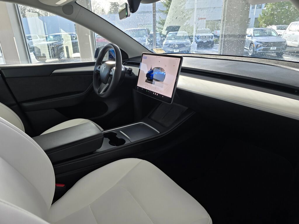 Used 2025 Tesla Model Y Long Range image 48