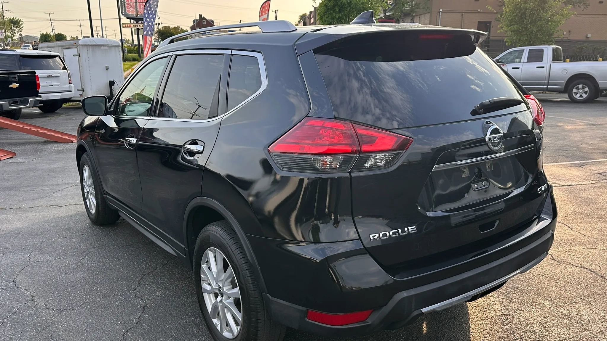 Used 2017 Nissan Rogue SV AWD/4WD image 8