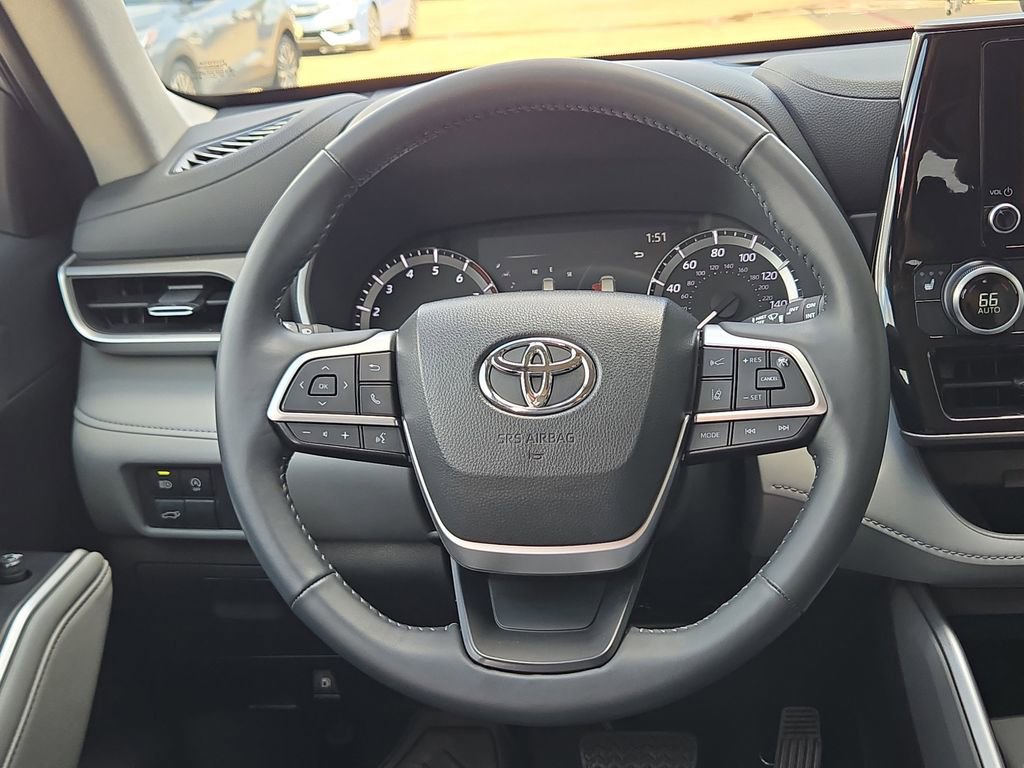 Used 2024 Toyota Highlander LE image 14