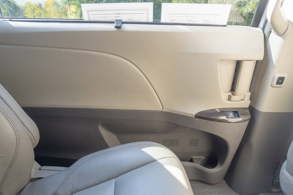 Used 2017 Toyota Sienna XLE Premium image 16