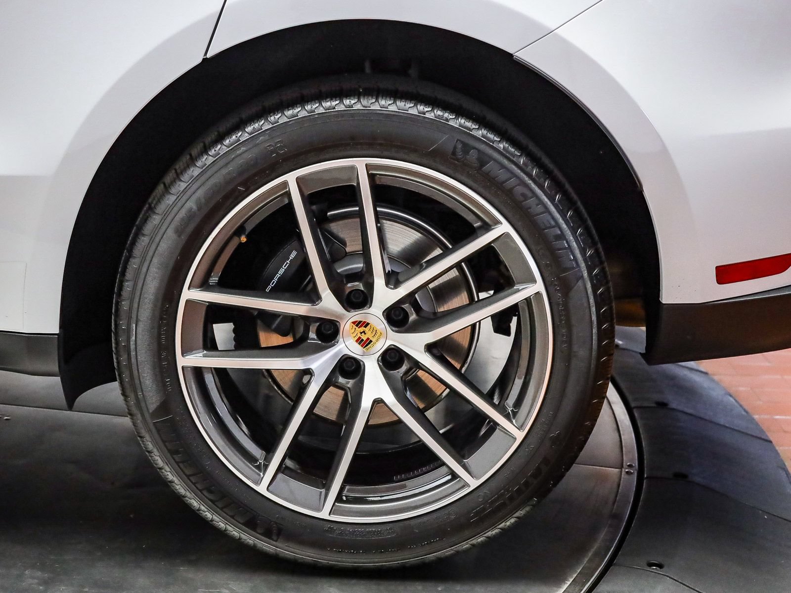 Certified 2026 Porsche Macan AWD/4WD image 9