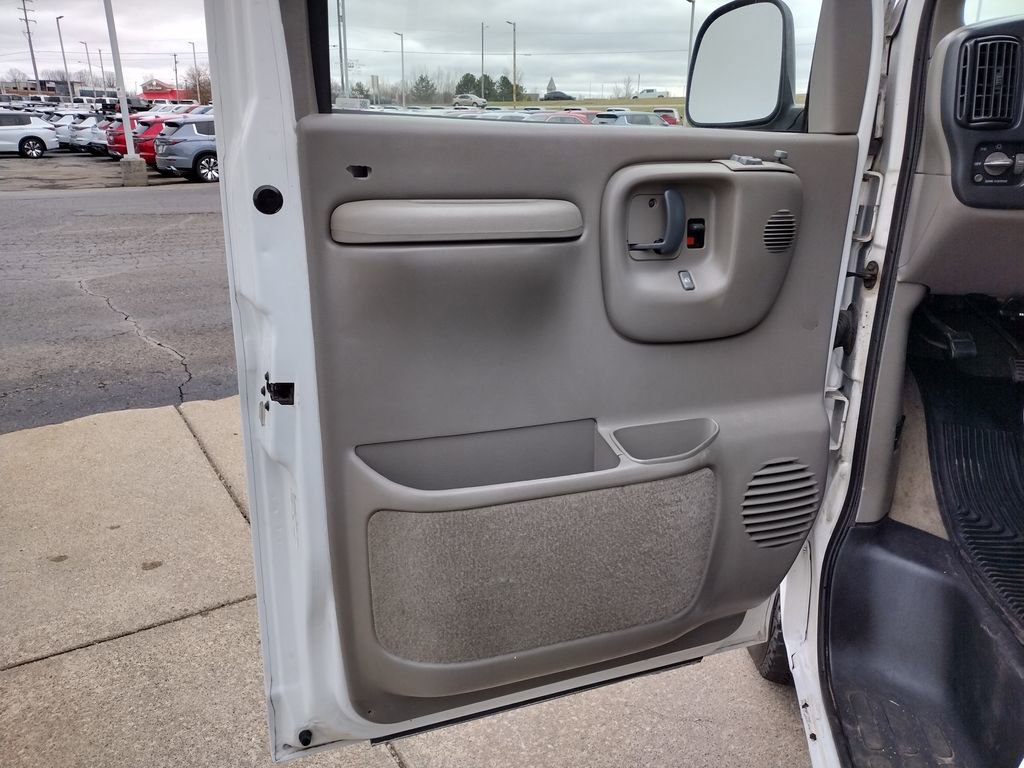 Used 2000 Chevrolet Express 1500 Passenger w/ LS Preferred Equipment Group image 9