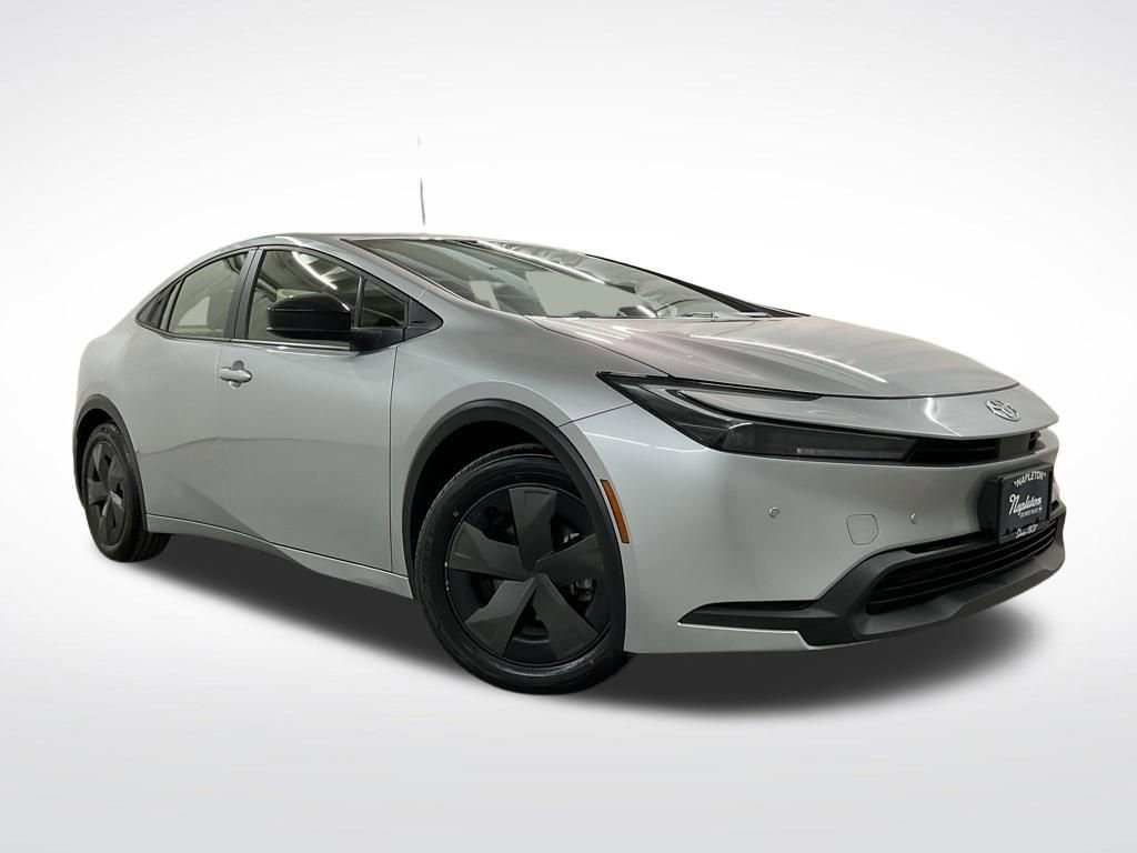 Used 2024 Toyota Prius LE FWD image 4