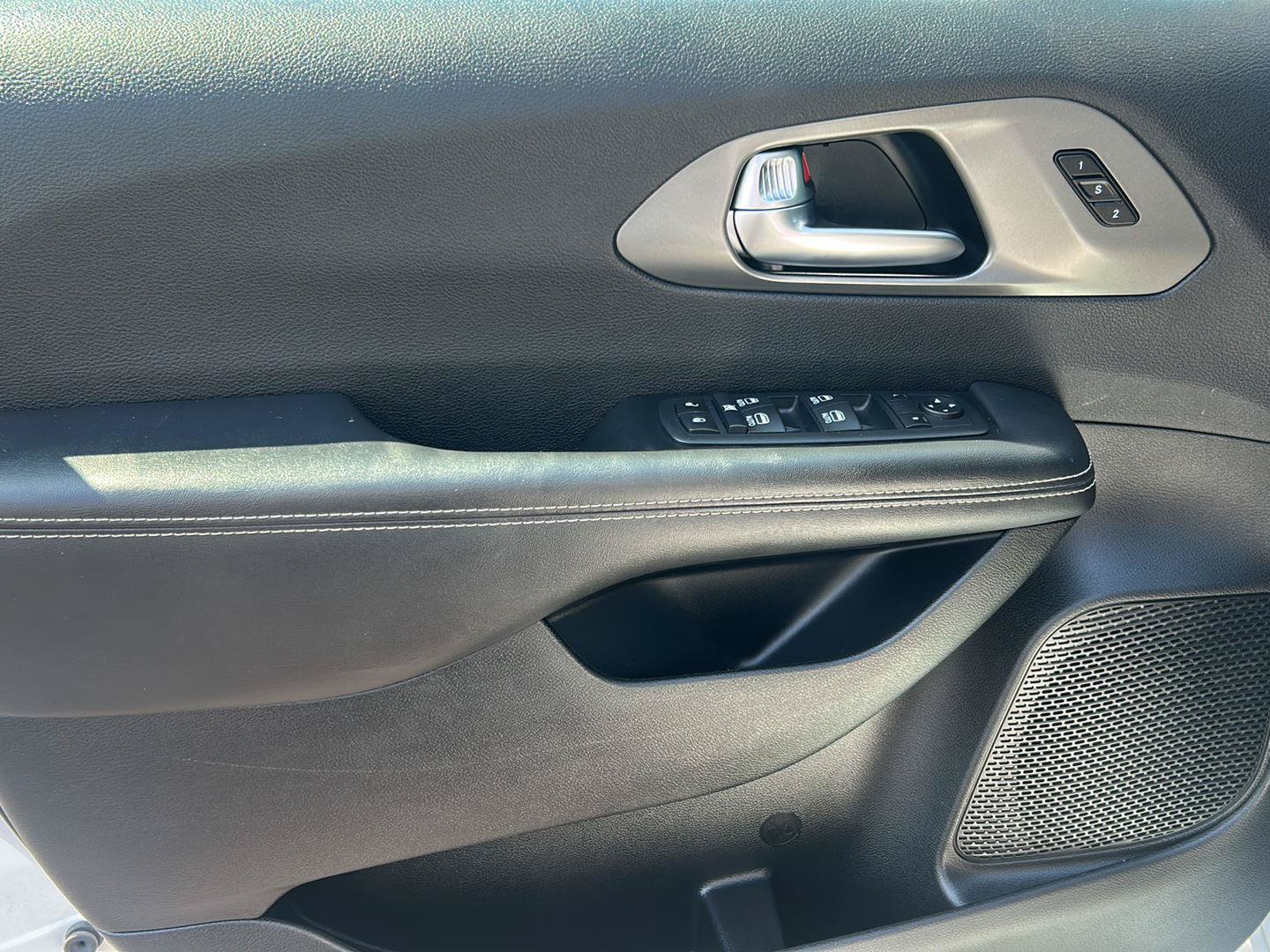 Used 2025 Chrysler Pacifica Select FWD image 13