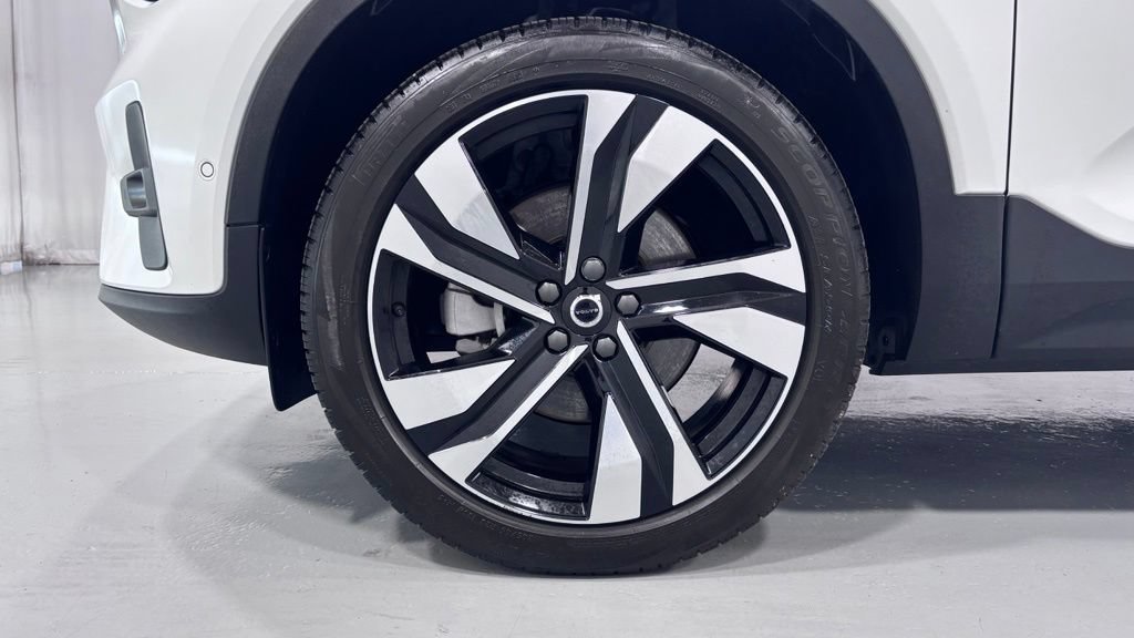 Used 2024 Volvo XC40 B5 Plus w/ Protection Package Premier AWD/4WD image 30