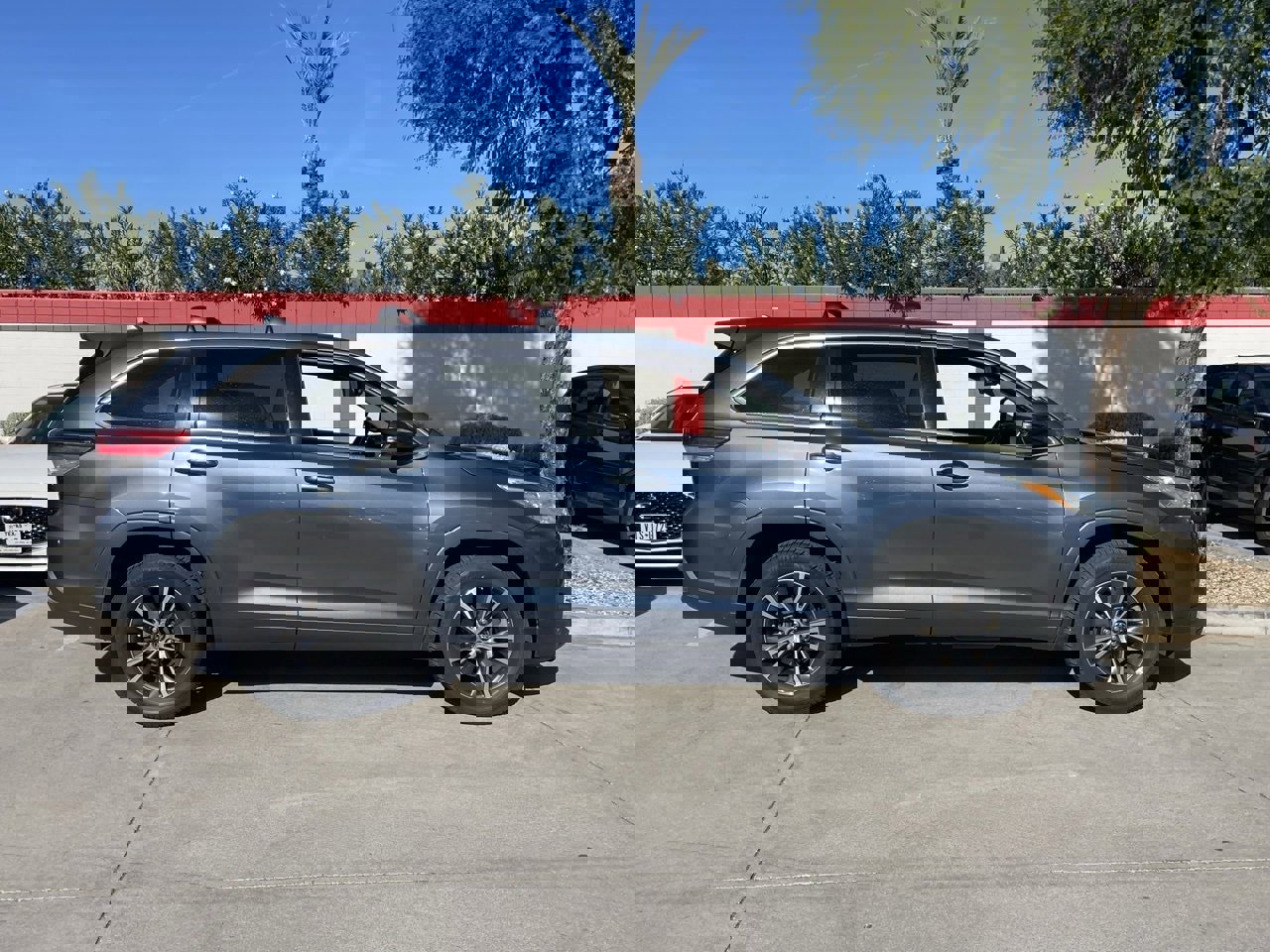 Used 2017 Toyota Highlander Plus image 3