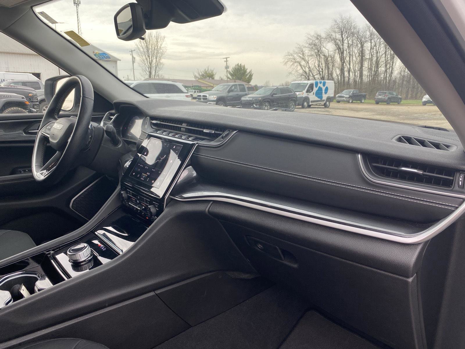 Used 2022 Jeep Grand Cherokee Laredo w/ Luxury Tech Group I image 35