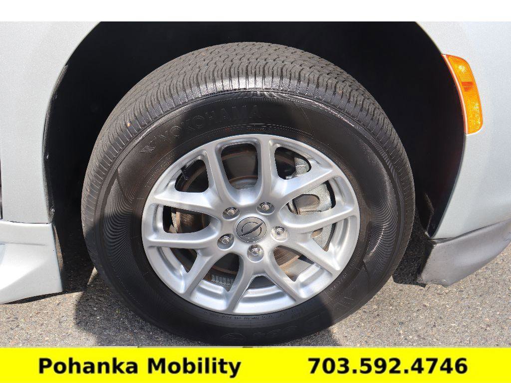 Used 2023 Chrysler Voyager LX image 31