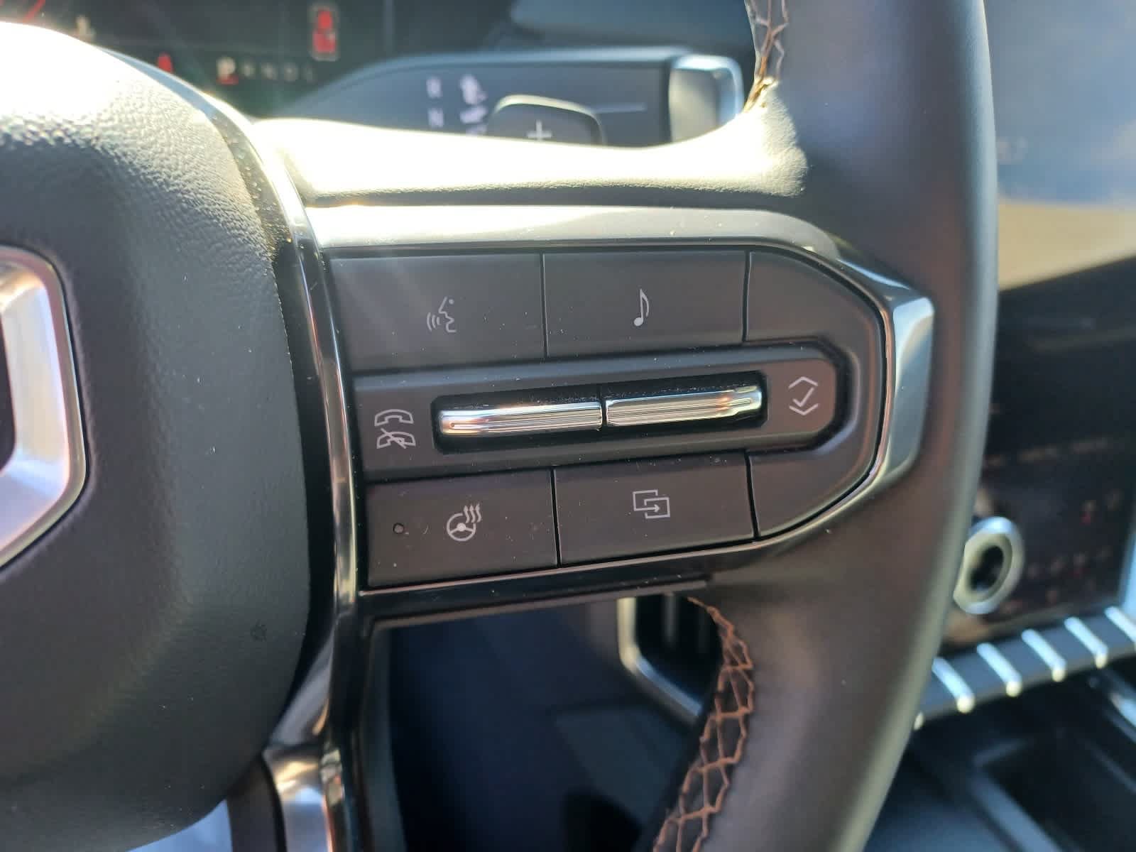 Used 2025 GMC Acadia AT4 w/ Luxury Package AWD/4WD image 17