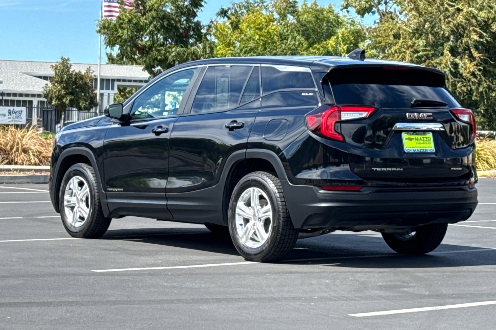Used 2024 GMC Terrain SLE AWD/4WD image 3