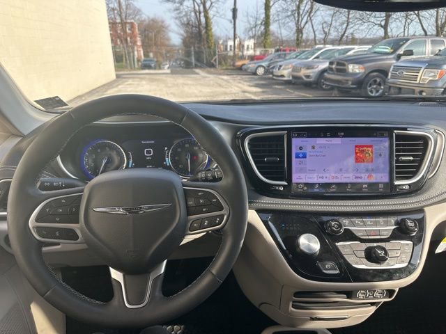 Used 2023 Chrysler Pacifica Touring-L image 24