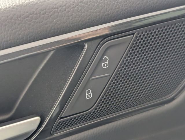 Used 2024 Volkswagen Tiguan SE image 11