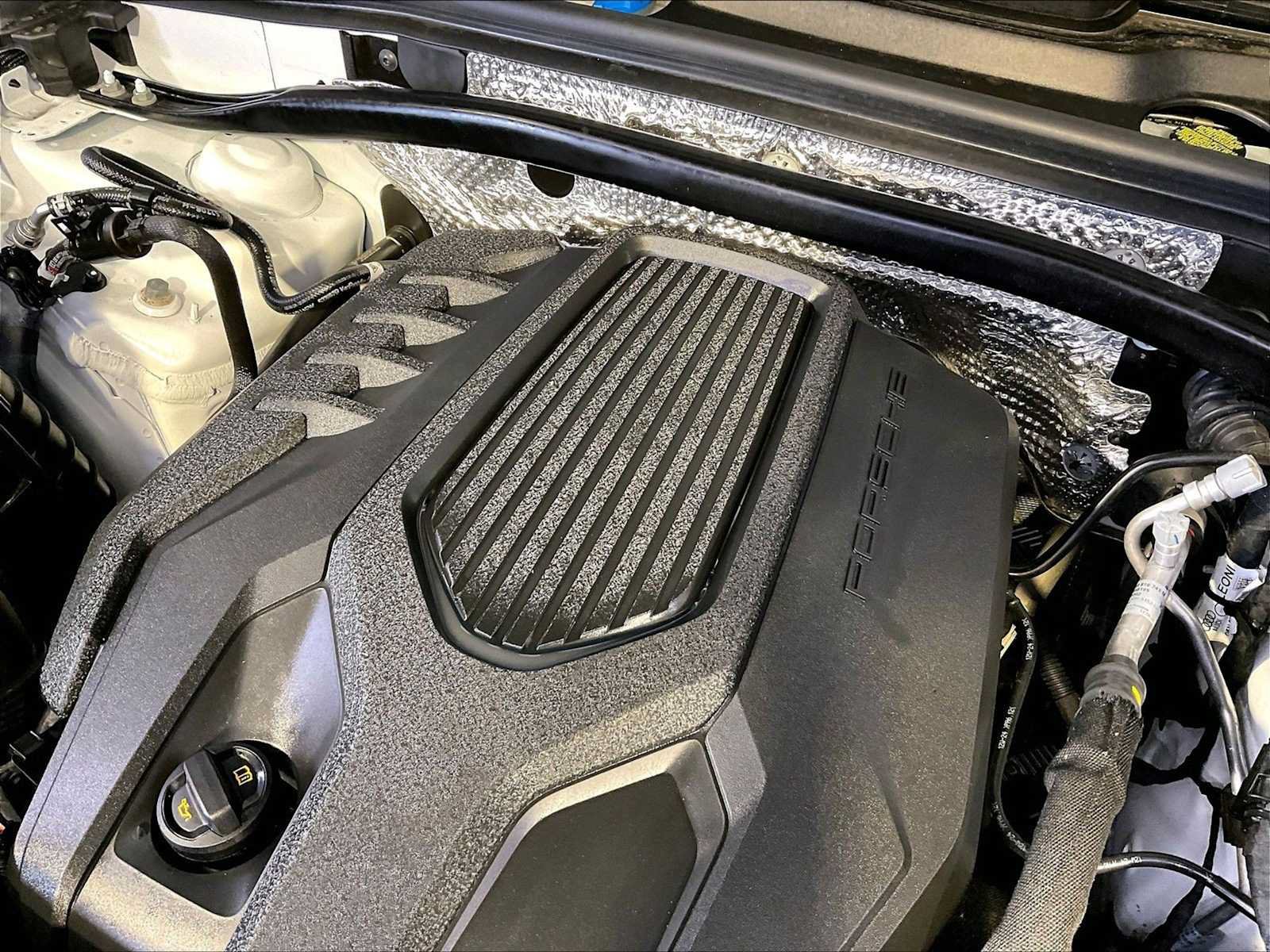 Used 2024 Porsche Macan AWD/4WD image 33