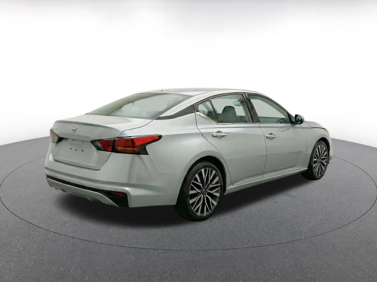 Used 2025 Nissan Altima 2.5 SV FWD image 9