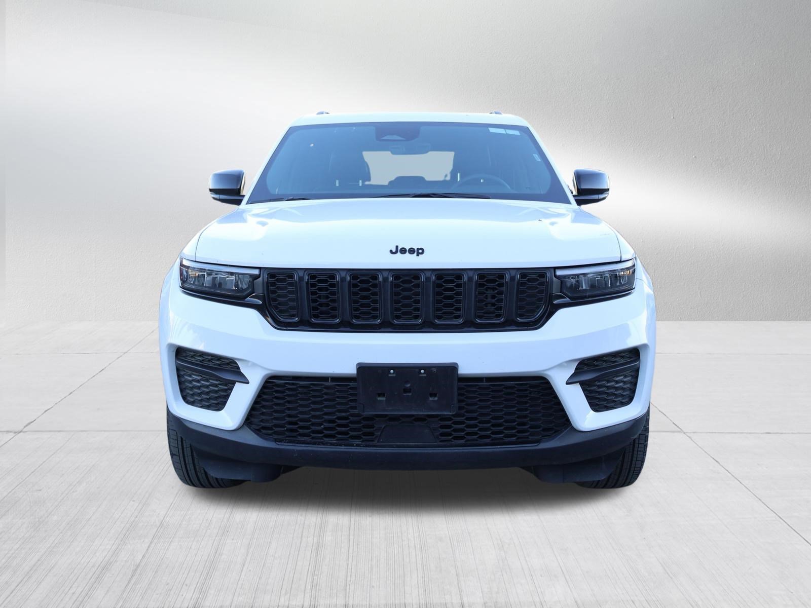 Used 2025 Jeep Grand Cherokee Altitude AWD/4WD image 2