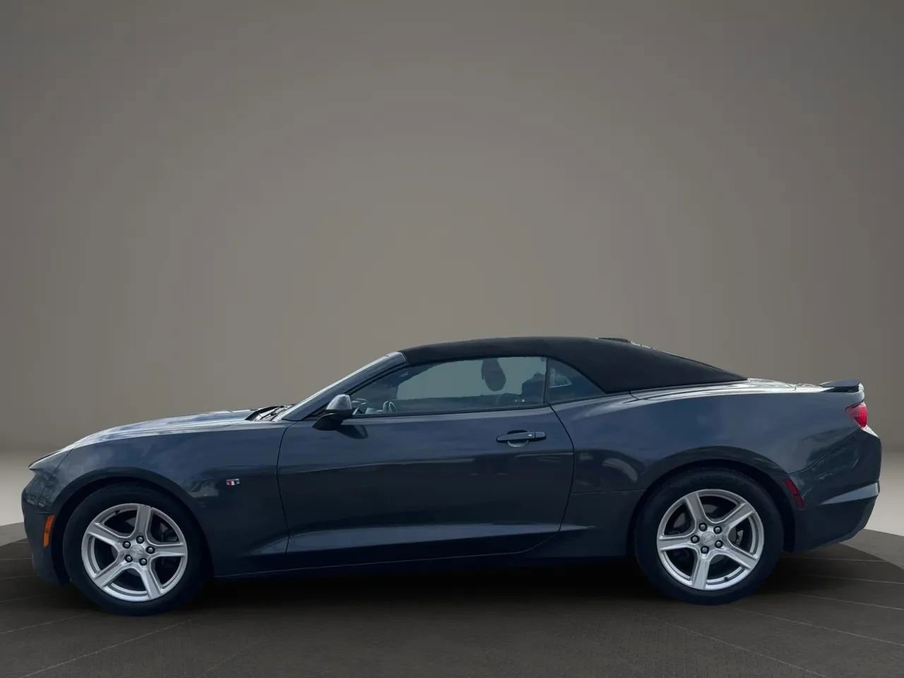 Used 2020 Chevrolet Camaro LT RWD image 2
