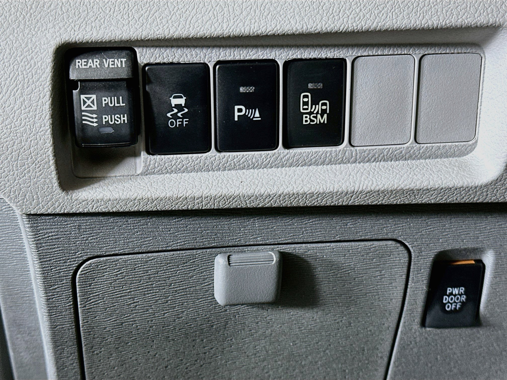 Used 2015 Toyota Sienna XLE w/ XLE Navigation Package FWD image 17