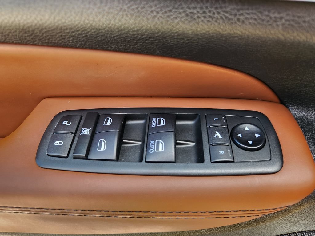 Used 2020 Jeep Grand Cherokee Overland AWD/4WD image 16