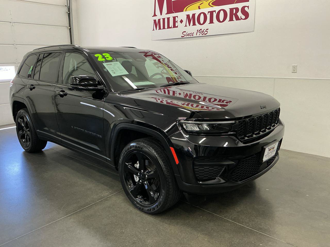 Used 2023 Jeep Grand Cherokee Altitude AWD/4WD image 1