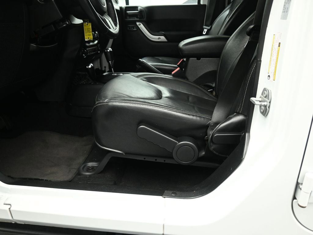 Used 2016 Jeep Wrangler Unlimited Sahara w/ Connectivity Group image 9
